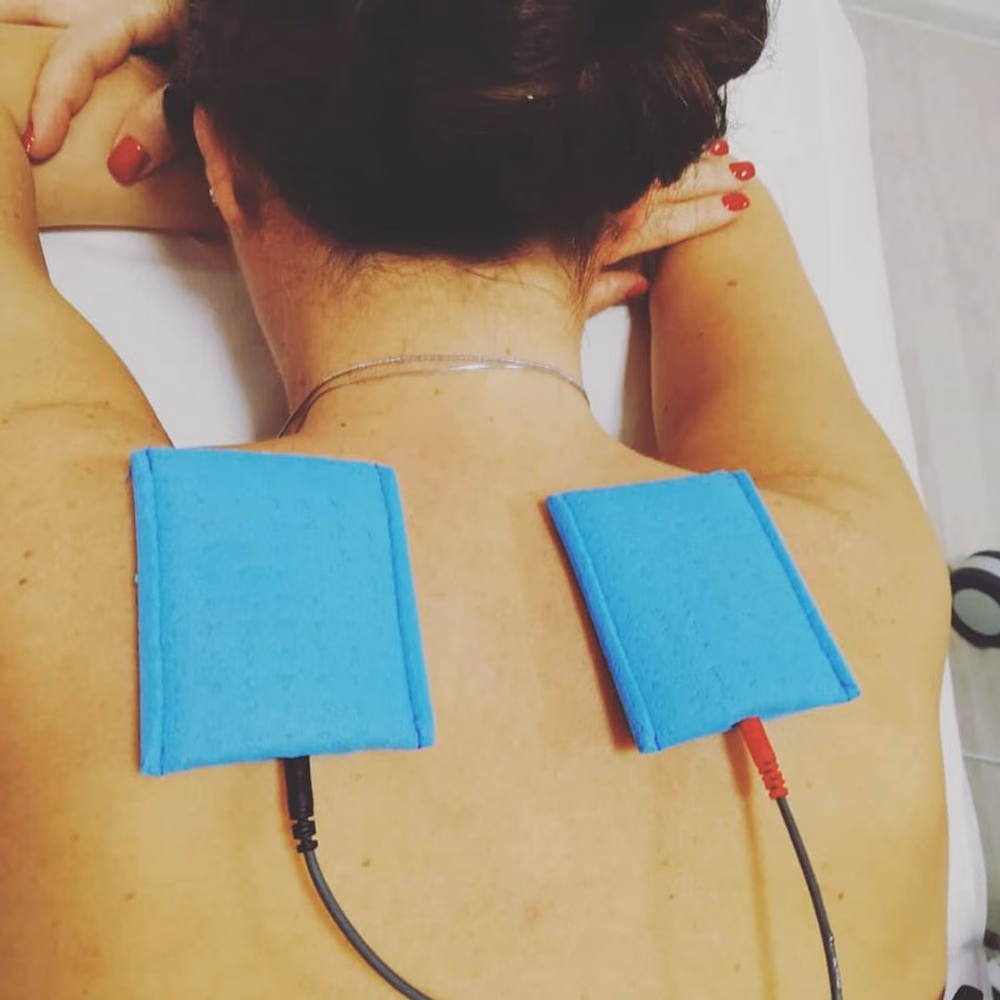 Electroterapie aplicată pe umăr, la Fiziokineto Clinic