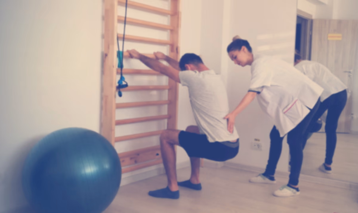 Sală de kinetoterapie cu spalier, minge de gimnastică și aparatură de recuperare.