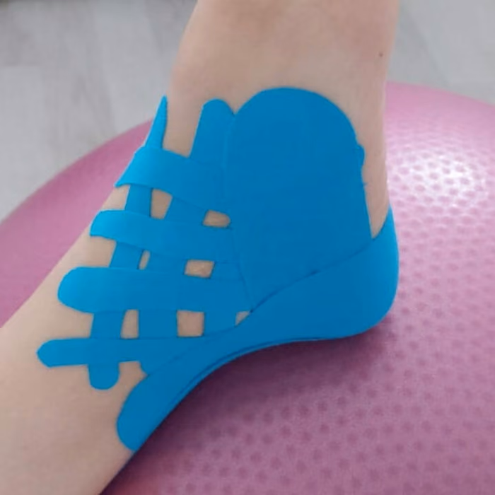 Kinesiotaping aplicat pe gleznă, la Fiziokineto Clinic